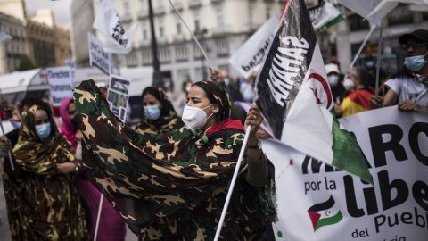 23/03/2022. Mujeres con pancartas y banderas del Sáhara Occidental durante la marcha final en España por la Libertad del Pueblo Saharaui, a 18/06/2021.