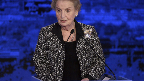 08/07/2016-Fotografía de archivo fechada el 8 de julio de 2016 que muestra a la exsecretaria de Estado de EE.UU, Madeleine Albright, mientras pronuncia un discurso durante una cumbre de la OTAN en Varsovia (Polonia).