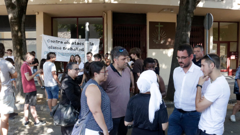 L'alcalde de Girona i regidors del Govern municipal parlant amb el grup de suport per evitar el desnonament de la veïna de 84 anys.