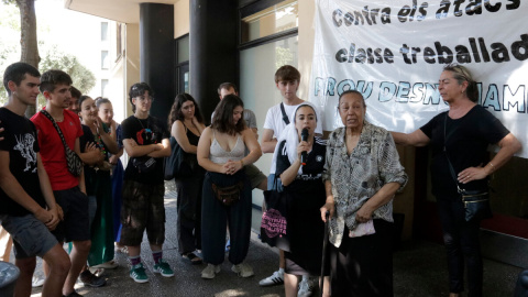 La veïna de Girona de 84 anys agraint el suport contra el seu desnonament.