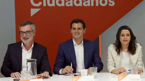 El presidente de Ciudadanos, Albert Rivera (i); la portavoz de la ejecutiva y secretaria de Formación, Inés Arrimadas; y el secretario general, José Manuel Villegas (i), durante la reunión del Comité Ejecutivo de la formación naranja celebrada este 