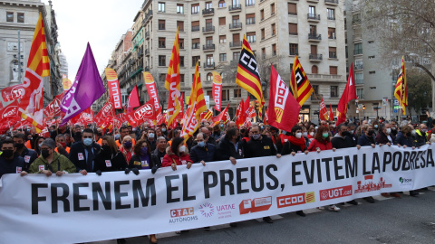 23/03/2022 - La capçalera de la manifestació de Barcelona d'aquest dimecres per reclamar el control dels preus de l'energia.