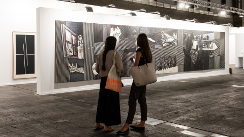 Dos personas contemplan el Guernica de Ibarrola en ARCO.