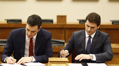 Pedro Sánchez y Albert Rivera firman un acuerdo de Gobierno de coalición en febrero de 2016.