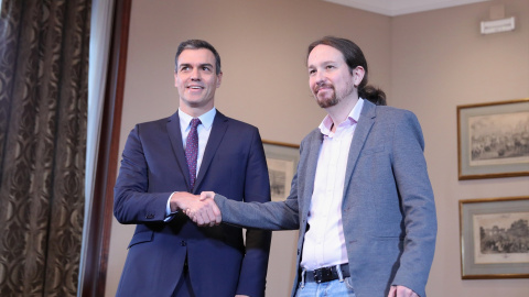 Pablo Iglesias y Pedro Sánchez, al firmar el pacto del Gobierno de coalición entre PSOE y Unidas Podemos en 2019.