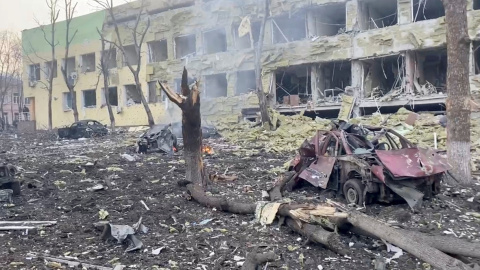 Escombros junto al hospital bombardeado en Mariúpol. Fotografía tomada de un vídeo el 9 de marzo, el día del ataque.