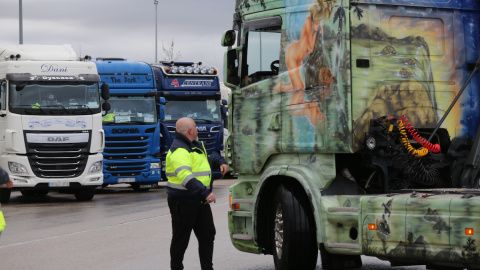 Transportistas a su llegada al Polígono Industrial Barral, en el noveno día de paro nacional de transportistas, a 22 de marzo de 2022, en San Fernando de Henares.