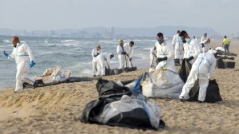 Reabiertas las tres playas de València afectadas por el vertido, pero con el baño prohibido