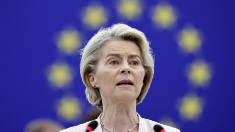 Ursula von der Leyen pronuncia un discurso durante una sesión plenaria del Parlamento Europeo en Estrasburgo.