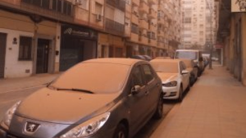 Así puedes quitar la arena de la calima sin rayar el coche