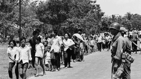 Civiles vietnamitas en custodia de milicianos del Khmer en Prasaut, el 7 de abril de 1970.