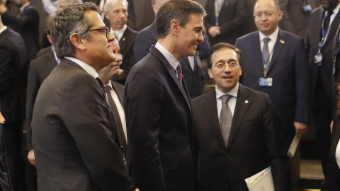 El presidente del Gobierno, Pedro Sánchez, junto al ministro de Exteriores, José Manuel Albares, este jueves en Bruselas con motivo de la cumbre de la OTAN.