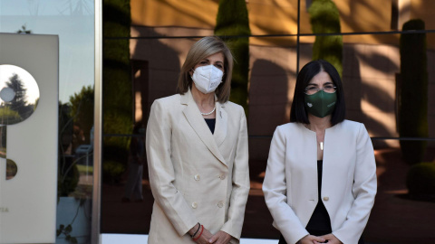 La ministra de Sanidad, Carolina Darias (d), posa junto a la comisaria europea de Salud y Seguridad Alimentaria, Stella Kyriakides (i), durante su visita al Centro Nacional de Investigaciones Oncológicas (CNIO).