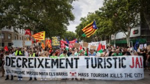 Milers de persones clamen a Barcelona contra el turisme massiu