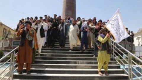 Talibanes celebran la "conquista de Kabul" frente a la pérdida de derechos de las mujeres