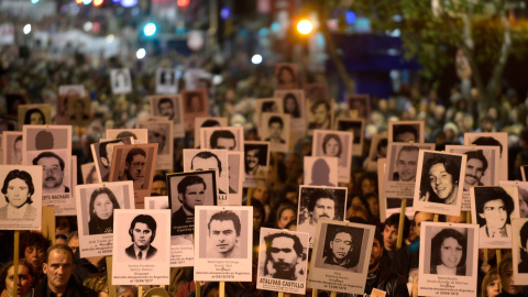 La gente participa en la 22 Marcha del Silencio en memoria de las personas desaparecidas durante la dictadura militar (1973-1985), en Montevideo. Foto de archivo.