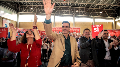 02/11/2019.- El secretario general del PSOE y presidente del Gobierno en funciones, Pedro Sánchez (2i), junto al secretario general del PSPV y presidente de la Generalitat, Ximo Puig (2d), la secretaria provincial, Mercedes Caballero (i) y el alcalde de 