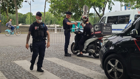 Policías en las inmediaciones del río Sena en París (Francia), a 18 de julio de 2024.