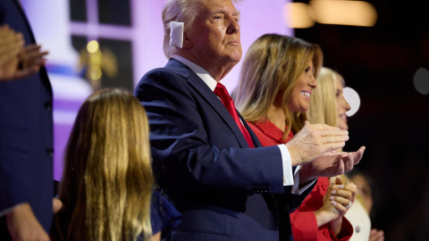 Donald Trump en el escenario de l Fiserv Forum en Milwaukee (Wisconsin, EEUU) tras finalizar la Convención Nacional Republicana, a 18 de julio de 2024.