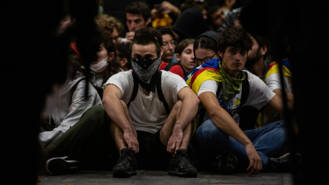 Manifestants a l'aeroport del Prat el passat 14 d'octubre, en la primera gran acció del Tsunami Democràtic contra la sentència del Procés. EUROPA PRESS / DAVID ZORRAKINO