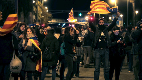 03/11/2019.- Los CDR convocan una cacerolada hoy domingo frente al Hotel Juan Carlos I para protestar por la visita del rey a Barcelona. EFE/Marta Pérez