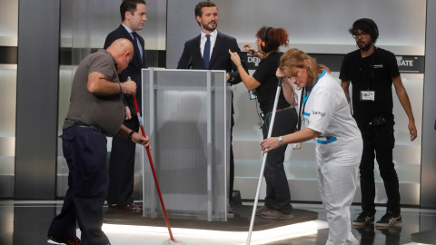 04/11/2019.- Trabajadores minutos antes de comenzar el debate electoral a cinco. / EFE - JUAN CARLOS HIDALGO