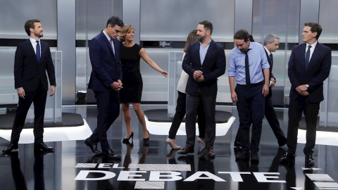 Los candidatos a la presidencia del Gobierno, (i-d) Pablo Casado, Pedro Sánchez, Santiago Abascal, Pablo Iglesias y Albert Rivera, momentos antes de comenzar el debate electoral que será moderado por los periodistas Ana Blanco y Vicente Vallés. EFE/Jua