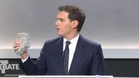 Albert Rivera lleva un adoquín al debate. / CAPTURA