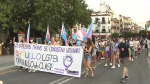 Manifestación contra la LGTBIfobia en Sevilla al grito de "No son muertes, son asesinatos"