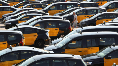 Cientos de taxis durante la lenta marcha por las calles de Barcelona durante su segunda jornada de huelga.- REUTERS/Albert Gea