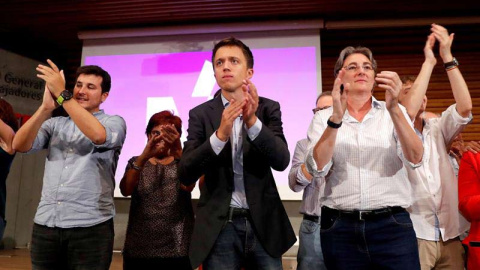 Íñigo Errejón aplaude junto a otros miembros de su partido tras anunciar su candidatura a las elecciones generales. (BALLESTEROS | EFE)