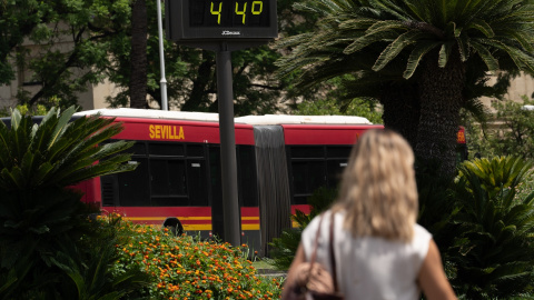 19 de julio de 2024. Un termómetro en Sevilla marcando el viernes 19 de julio 44º.