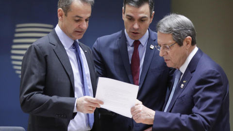 El presidente del Gobierno, Pedro Sánchez, junto al primer ministro griego, Kyriakos Mitsotakis  y el presidente de Chipre, Nicos Anastasiades, durante el Consejo Europeo de Bruselas.