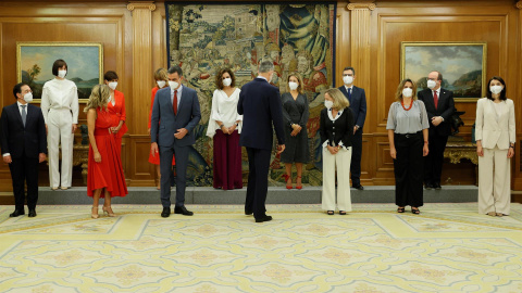 El rey Felipe VI y el presidente del Ejecutivo, Pedro Sánchez (6i), se preparan para la foto de familia tras el acto de toma de posesión de los nuevos miembros del equipo de Gobierno en un acto celebrado este lunes en el Palacio de La Zarzuela, en Madri