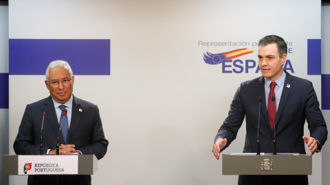 El presidente del Gobierno, Pedro Sánchez, junto al primer ministro de Portugal, Antonio Costa.