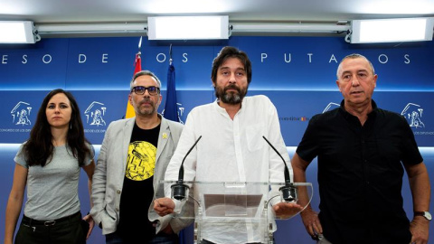 El diputado de Podemos Rafael Mayoral (2d), el portavoz de Compromís Joan Baldoví (d), el portavoz de Compromís Joan Baldoví (2i), y la portavoz de Podemos Ione Belarra, durante la rueda de prensa esta mañana en el Congreso de los Diputados.- EFE/Luc