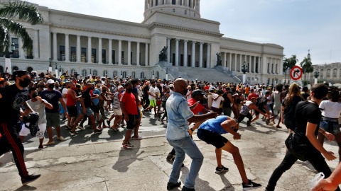 Personas se manifiestan frente al capitolio de Cuba hoy, en La Habana (Cuba).