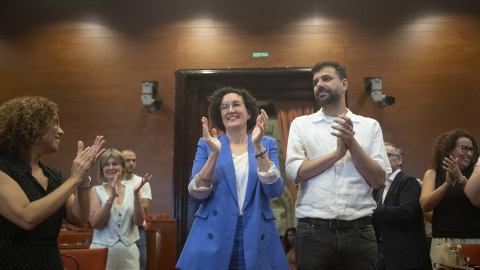 La secretaria general de ERC, Marta Rovira (c), acompañada del diputado Ruben Wagensberg (d), a su llegada hoy al Parlament para asistir a la reunión del grupo parlamentario republicano.