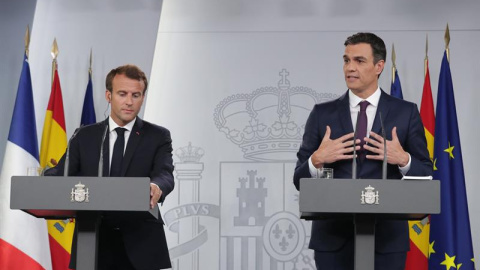 El presidente del Gobierno, Pedro Sánchez (d), y el presidente de Francia, Emmanuel Macron (i), durante la rueda de prensa que han ofrecido esta tarde tras reunirse en el Palacio de la Moncloa de Madrid. EFE/ Zipi