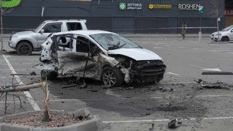 Estado del automóvil de la periodista rusa Oksana Baulina, tras ser alcanzado por un misil ruso cuando estaba aparcado en el estacionamiento del centro comercial Retroville de Kiev. En la explosión falleció otro civil que acompañaba a la periodista.