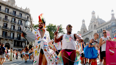 Dues persones ballen a la desfilada del Pride pel centre de Barcelona.