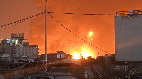 Una gran columna de fuego surge tras los ataques israelíes en la ciudad portuaria de Hodeida, controlada por los hutíes, el 20 de julio de 2024. Aviones de guerra israelíes atacaron el puerto yemení un día después de que un ataque con drones de los 