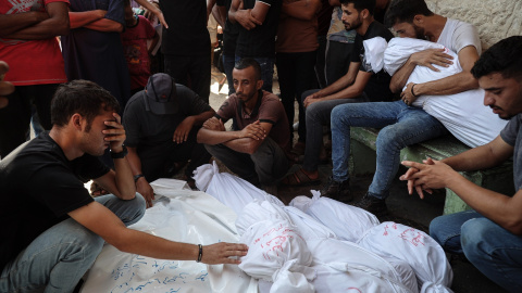 Personas despiden a sus familiares que fueron asesinados la noche anterior en el bombardeo de una casa perteneciente a la familia Abu Rakab en el área de Al-Zawaida en el centro de la Franja de Gaza.