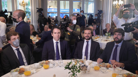 (I-D) El alcalde de Madrid, José Luis Martínez-Almeida; el secretario general del Partido Popular, Teodoro García Egea; el presidente del PP, Pablo Casado y el presidente de Murcia, Fernando López Miras, en el desayuno Fórum Europa, el 7 de octubre d