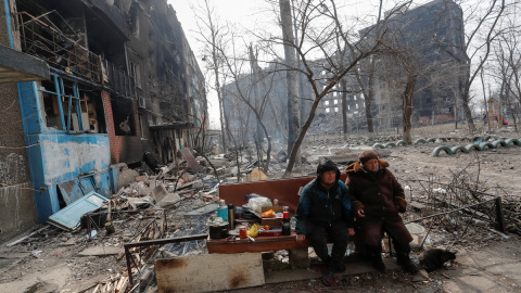 Varios residentes de Mariúpol buscan refugio en el sótano de un edificio de apartamentos dañado durante el conflicto, a 25 de marzo de 2019.