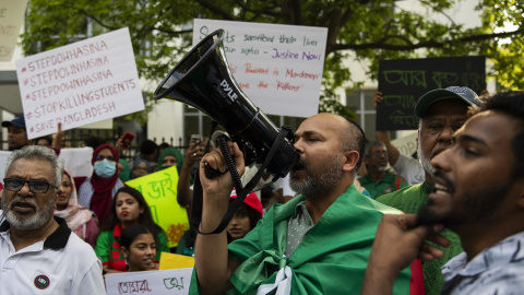 La comunidad bangladesí realiza una manifestación frente a la Embajada de Bangladesh en Washington DC, exigiendo el fin de los asesinatos de estudiantes que claman por una reforma del sistema de cuotas en los empleos gubernamentales en su país. En Bang