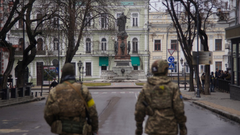 Miembros de las Fuerzas de Defensa Territorial de Ucrania patrullan una calle, en medio de la invasión rusa de Ucrania, en Odessa, el 4 de marzo de 2022.