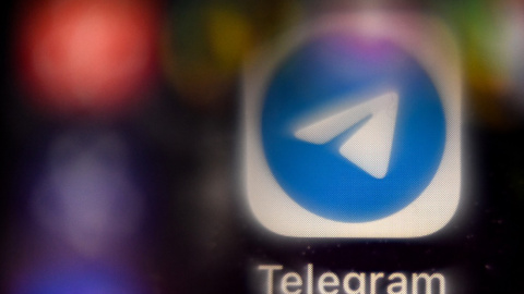 En esta foto de archivo tomada el 8 de noviembre de 2021 del logotipo del servicio de llamadas y mensajes móviles Telegram en la pantalla de un teléfono inteligente en Moscú.