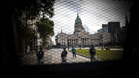 17/03/2022.- Autoridades vigilan los alrededores de la Casa Rosada mientras manifestantes se concentran hoy, jueves en Buenos Aires. El Gobierno de Alberto Fernández afronta este jueves una sesión clave en el Senado argentino con vistas a lograr el aval