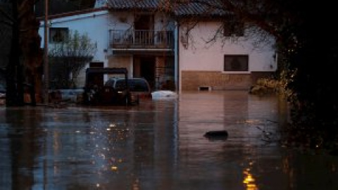 Desbordamientos de ríos, inundaciones y carreteras cortadas por el temporal en Navarra, Euskadi y Cantabria